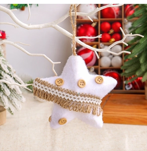 Gros plan d'une étoile de Noël en peluche blanche avec détails en dentelle de jute et boutons.