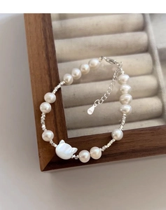 Detailed view of S925 silver cat-shaped mother of pearl and freshwater pearl bracelet