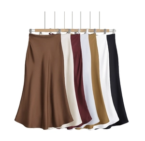 Détails de jupes longues en satin à taille haute déclinées en plusieurs couleurs