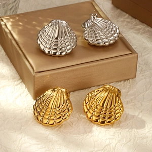 Orecchini a perno a forma di ventaglio a conchiglia placcati in oro 18K e argento