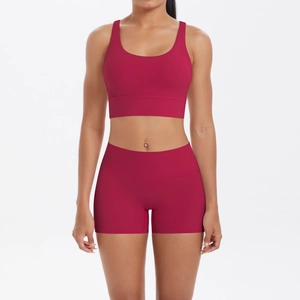 Détail d'un ensemble de yoga rouge foncé sans couture avec soutien-gorge et short taille haute