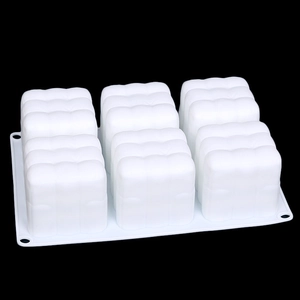 Vue macro du moule en silicone blanc à 6 cavités pour bougies et gâteaux mousse