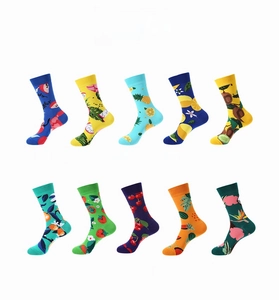 Détail de dix paires de chaussettes colorées avec divers motifs de fruits sur fond blanc
