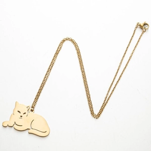 Détail du collier en acier inoxydable plaqué or 18K avec pendentif de chat allongé