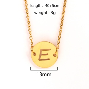 Vue détaillée du collier pièce dorée montrant le pendentif lettre E de 13 mm