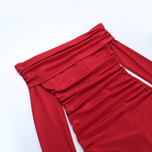 Detailaufnahme des roten Langarmkleides mit eleganten Raffungen und glänzendem Stoff