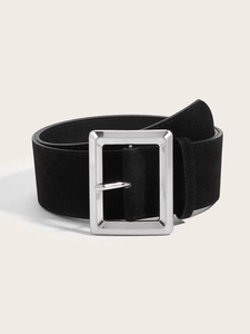 Gros plan d'une large ceinture noire en daim avec une grande boucle rectangulaire argentée