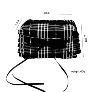 Vue détaillée du petit sac à cosmétiques à carreaux noir et blanc avec nœud et dimensions
