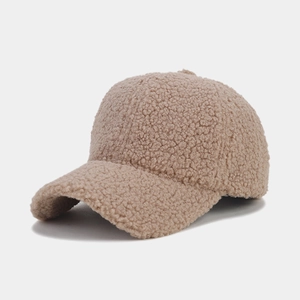 Minimalist beige sherpa baseball cap made of thick fleece with a curved brim for winter