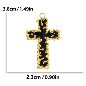 Dettaglio pendente a croce in acciaio 304 dorato con smalto nero, altezza di 3,8 cm