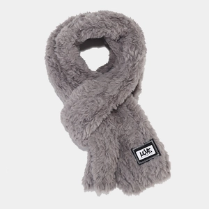 Détail d'une écharpe en peluche grise avec écusson LOVE pour ensemble d'hiver
