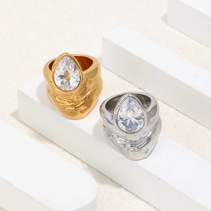 Bagues bicolores or et argent avec zircone en forme de goutte et texture martelée