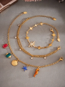Detailansicht des goldenen Edelstahl-Fußkettchen-Sets mit bunten Meeres-Anhängern