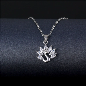 Collier élégant avec pendentif paon en acier titane et zircons étincelants