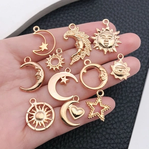 Set di 11 ciondoli vintage dorati a forma di stella, luna e sole per la creazione di gioielli