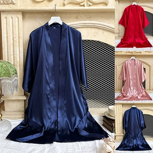 Vestaglia lunga in raso da donna con trama setosa e raffinato design con cintura in vita