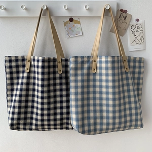 Detailansicht der Canvas-Tasche mit verstärkten Nieten und Schultergurten in Lederoptik