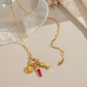 Détail du collier thème marin avec breloques piment, coquillage et poisson sur chaîne trombone
