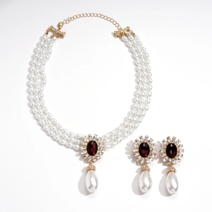 Ensemble collier triple rang de perles et boucles avec gemmes violettes et gouttes