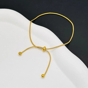 Dettaglio del bracciale a catena serpente in oro 18K con chiusura a sfera regolabile