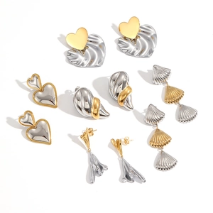 Parure de boucles d'oreilles en acier bicolore avec motifs de cœur et de coquillage