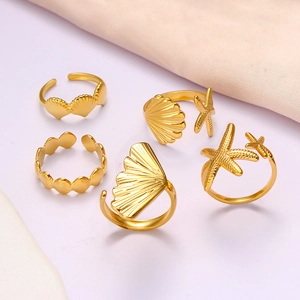 Adjustable gold ring set featuring sea shells and starfish motifs for a summer vacation look