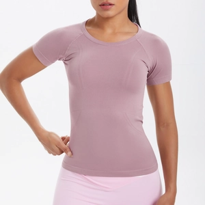 Dettaglio del tessuto traspirante e delle cuciture curve sulla maglietta sportiva rosa