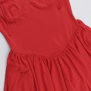 Détail d'une mini robe rouge sans manches avec taille plissée et bonnets ajustés au buste