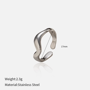 Detail view of wavy stainless steel ring with 17mm diameter and 2.3g weight specs