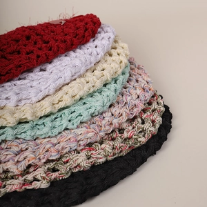 Gros plan de bonnets colorés tissés à la main avec franges pailletées et texture crochet