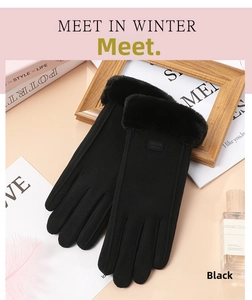Détail de gants d'hiver noirs avec bordure en fausse fourrure et écran tactile