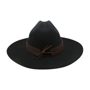 Détail d'un chapeau de cowboy en laine noire avec bande en cuir marron et nœud décoratif