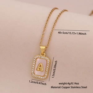 Vue macro du pendentif lettre A en or 18K avec texture nacre et cadre en zircone