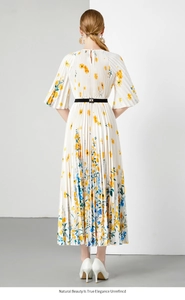 Achteraanzicht witte geplooide maxi-jurk met blauw-gele bloemenprint en zwarte riem