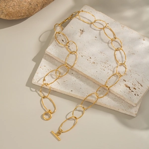 Detailed view of an 18K gold plated stainless steel textured oval link necklace with T-bar clasp