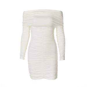 Elegante abito bianco attillato con spalle scoperte, maniche lunghe e pieghe