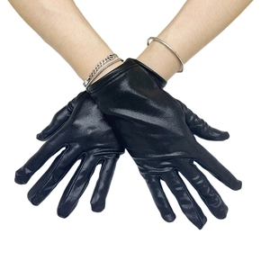 Guantes cortos negros de cuero charol estilo punk Harajuku con las manos cruzadas