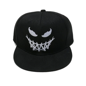 Dettaglio di cappello hip-hop nero con ricamo bianco di un sorriso spaventoso.