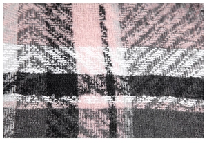 Macro-opname van gebreide ruitjesstructuur met roze en grijs garen voor poncho's met capuchon