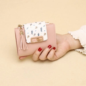 Portafoglio corto rosa e bianco con fibbia a foglia dorata e nappa decorativa elegante