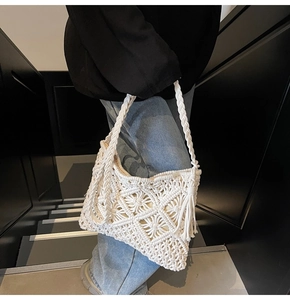 Détail du sac tissé bohème blanc avec motif ajouré et pendentif à pampilles