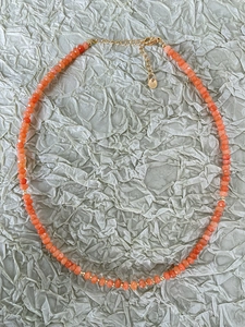 Detail der orangefarbenen Natursteinkette mit Gold-Spacer und verstellbarer Kette