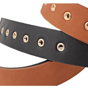 Cinture chic in pelle nera e marrone con occhielli dorati e fibbie ad ardiglione in set