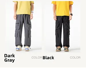 Dettaglio dei pantaloni cargo in grigio scuro e nero con vita elastica e tasche