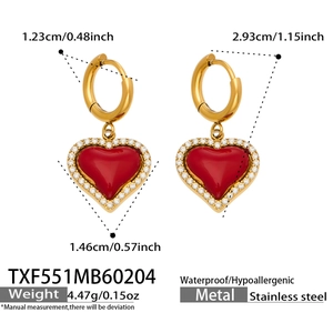 Dimensions détaillées des boucles d'oreilles cœur en acier doré, émail rouge et cristaux