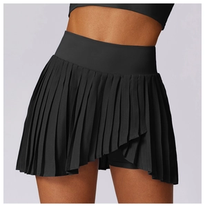 Détail macro d'une jupe-short de tennis plissée noire avec taille haute gainante