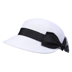 Elegante cappello di paglia bianco con fiocco nero e stile equestre minimalista