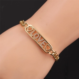 Bracelet LOVE élégant plaqué or avec accents de zircon et motifs de cœur pour femmes