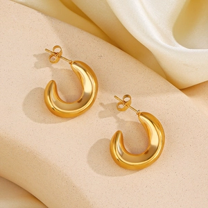 Boucles d'oreilles créoles C plaquées or 18K sur pierre beige et fond de soie