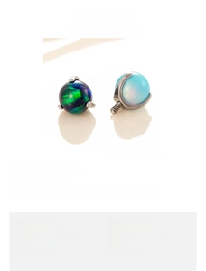 Detailansicht des 4mm Opal-Schraubkopfes aus F136 Titan für Piercing-Schmuckzubehör